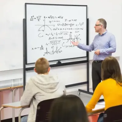 Oboustranná mobilní tabule s mřížkovým vzorem, stojanem a zásobníkem na pera 120 x 90 cm černá