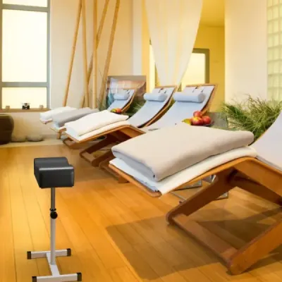 Pedikérská židle s nastavitelnou výškou sedáku podnožka pro péči o nehty v salonech spa černá