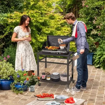 Grillwagen für den Außenbereich mit zwei Regalen 4 feststellbaren Rädern & Seitengriff Schwarz Grillwagen für den Außenbereich mit zwei Regalen 4 feststellbaren Rädern & Seitengriff Schwarz