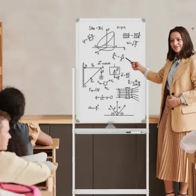 Oboustranná mobilní tabule se zásobníkem na pera a příslušenstvím pro školní kancelář 60 x 90 cm bílá